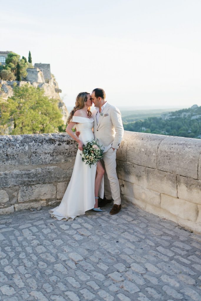 Photos de couple aux Baux-de-Provence en Provence Photographe professionnel mariage Les Baux-de-Provence Mariage authentique aux Baux-de-Provence Photographe mariage Les Baux-de-Provence Alpilles Mariage romantique aux Baux-de-Provence.